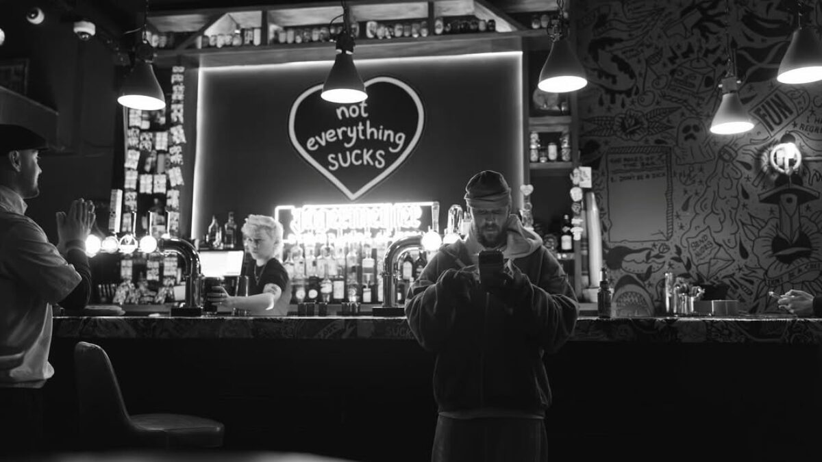 VÍDEO: Justin Bieber lança clipe de ‘Bad Honey’ gravado na Escócia