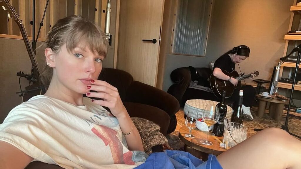 Taylor no estúdio durante a produção de "The Life of a Showgirl" em 2024 (Foto: Reprodução/Redes Sociais)