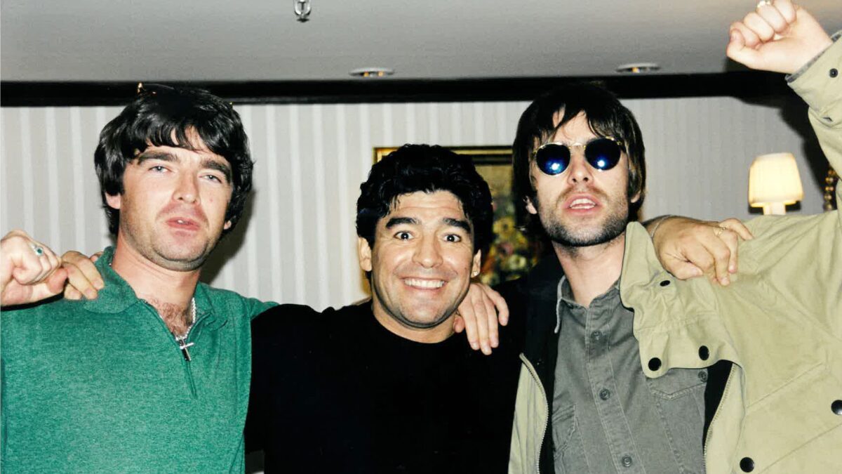 Oasis homenageia Maradona durante show na Argentina