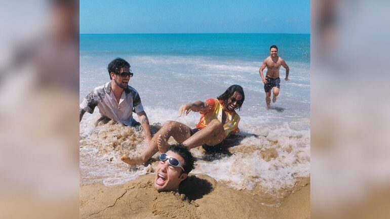 Após a turnê de verão, a banda leva o show “As Cores, as Curvas e as Dores do Mundo” para a Europa (Foto: Breno Galtier, Divulgação)