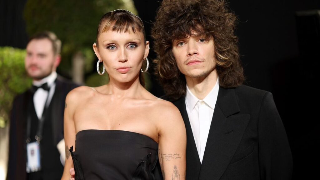 Miley Cyrus anuncia noivado com Maxx Morando