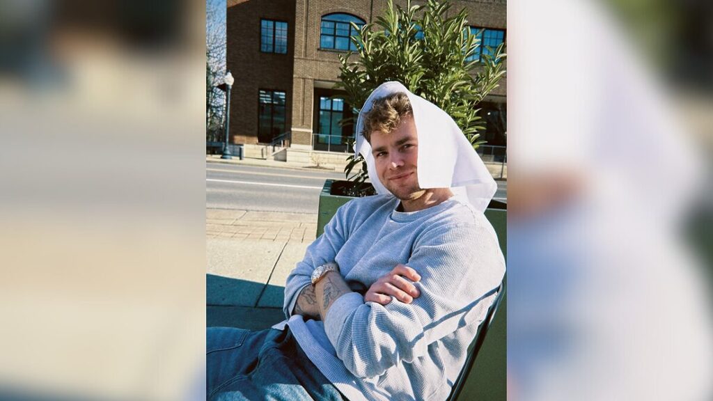 Alex Warren está concorrendo na categoria Artista Revelação após o sucesso do hit “Ordinary” (Foto: Reprodução/Redes Sociais)