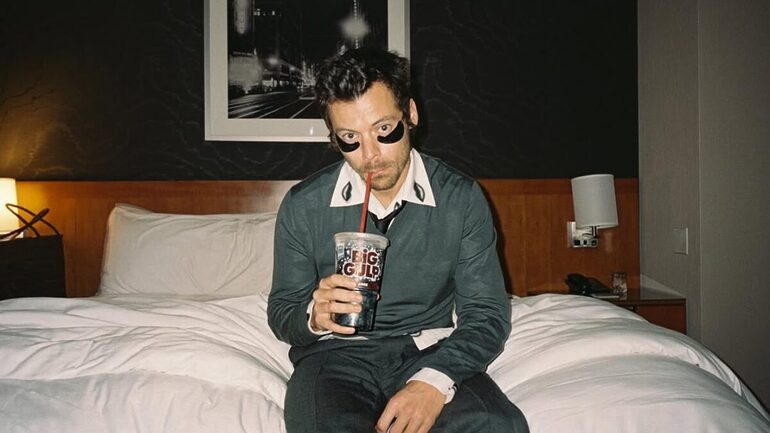 O disco “Kiss, All The Time. Disco, Occasionally” conta com 12 faixas (Foto: Divulgação/Harry Styles)