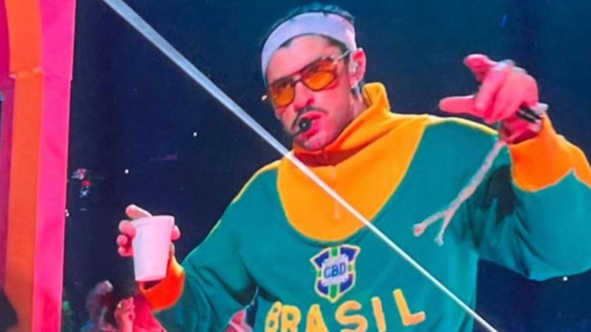 Bad Bunny usa item usado por Pelé na Copa de 1966 em show no Brasil 
