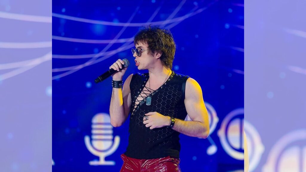 Vocalista comparado a Axl Rose se apresenta em Joinville.