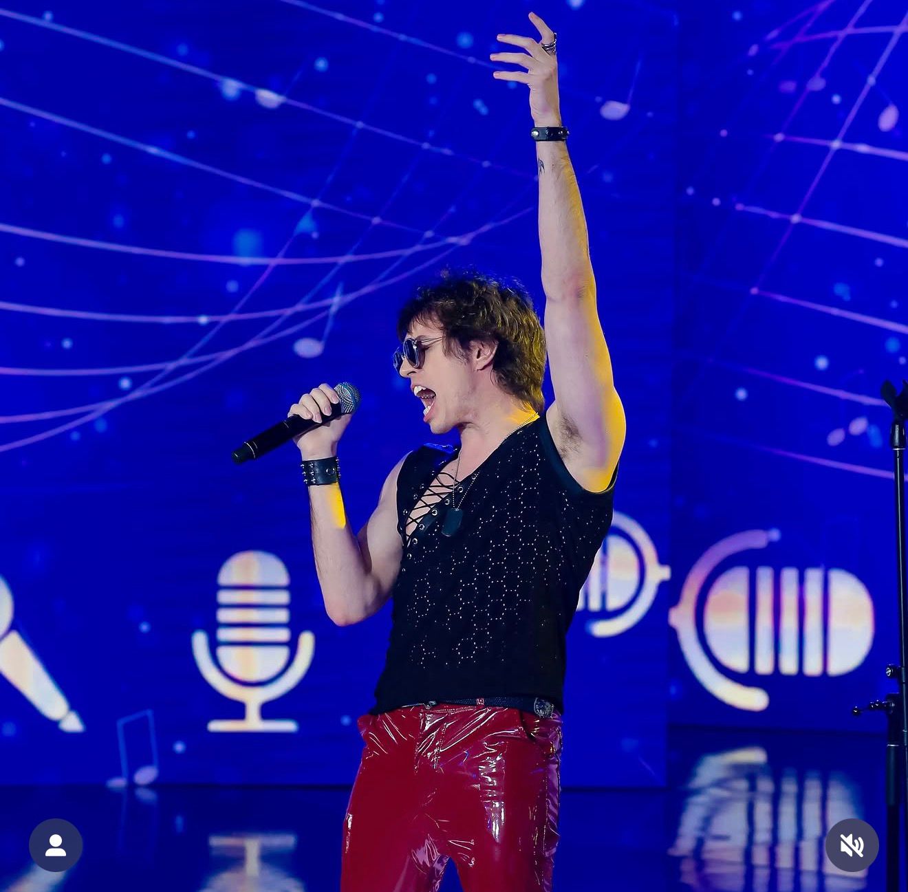 Axl Rose: Vocalista comparado ao astro se apresenta em Joinville