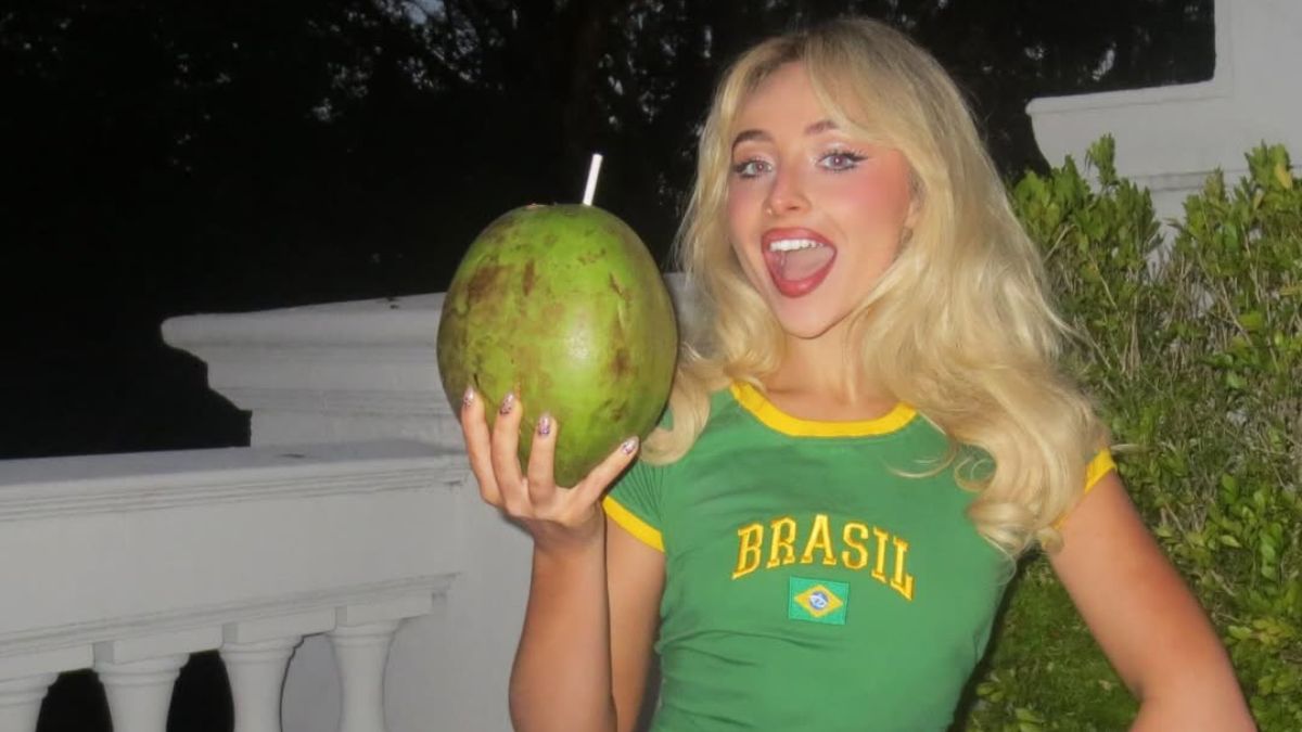 Sabrina Carpenter usa camiseta fabricada em Blumenau durante passagem pelo Brasil