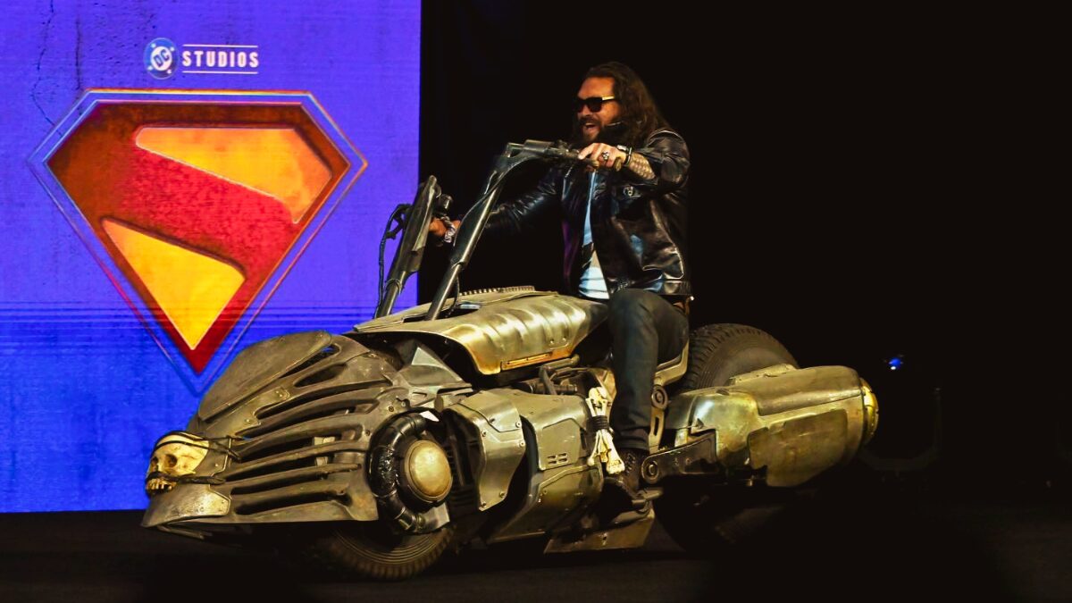 Jason Momoa surge como Lobo em “Supergirl: Mulher do Amanhã” na CinemaCon 2026