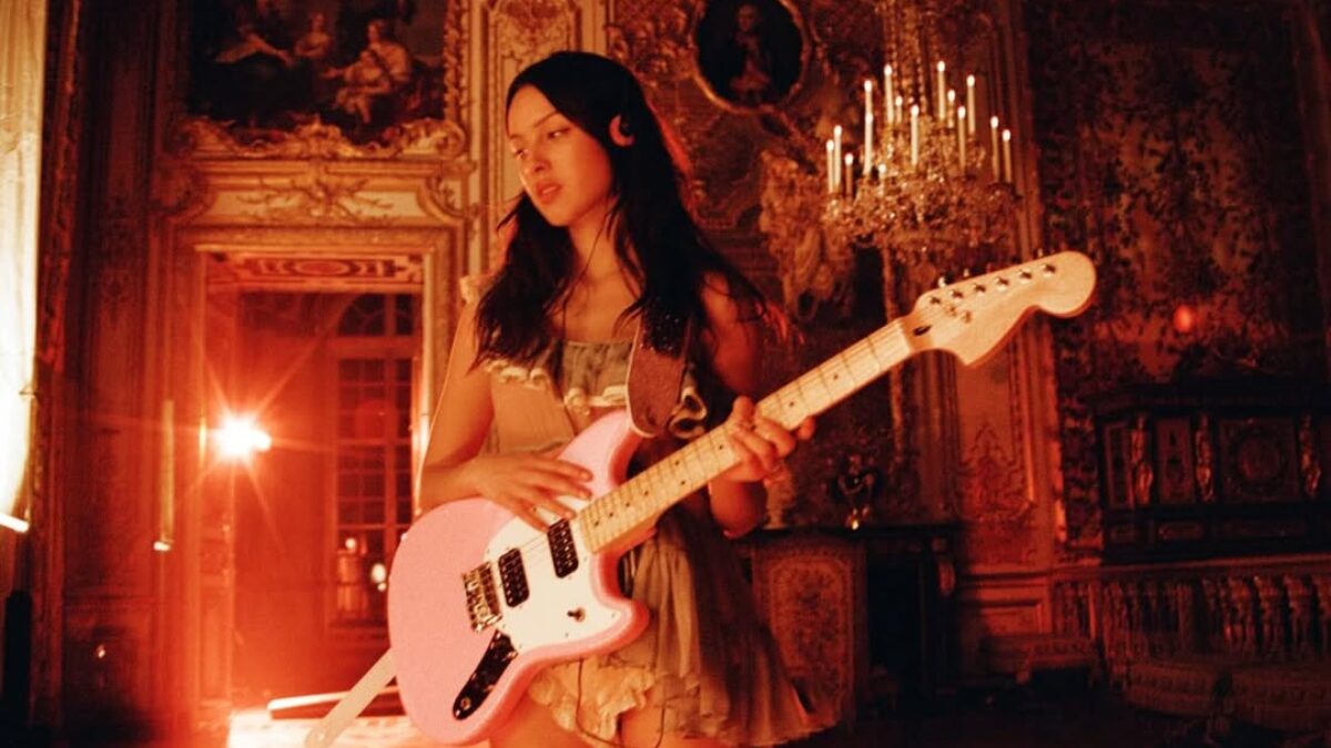 Olivia Rodrigo lança “drop dead” com clipe no Palácio de Versalhes