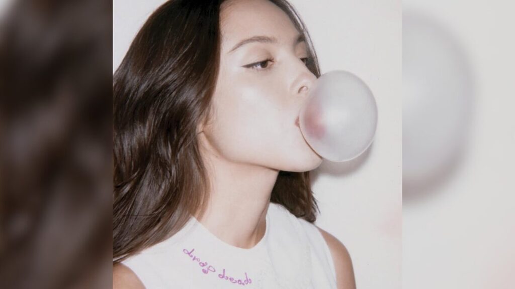 Por meio das rede sociais, Olivia declarou que "drop dead" é o primeiro capítulo na história do novo disco (Foto: Reprodução/Redes Sociais)