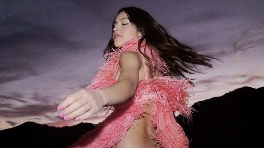 O clipe foi dirigido por Petra Collins no Palácio de Versalhes, na França (Foto: Reprodução/Redes Sociais)