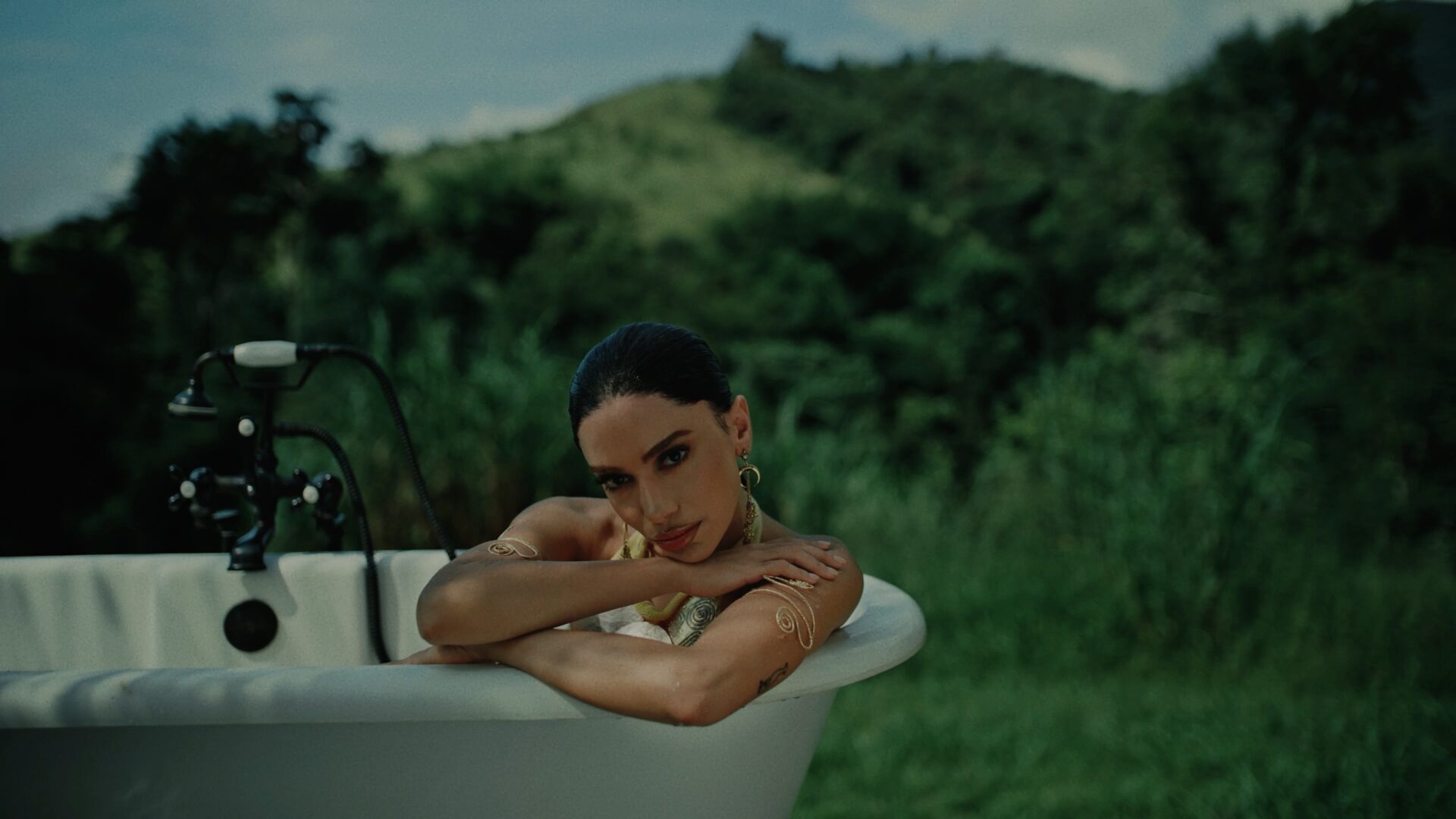 Anitta lança visual de “So Much Love” do álbum EQUILIBRIVM