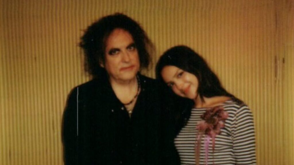 A faixa “what's wrong with me” marca a primeira colaboração de Olivia Rodrigo, ao lado de Robert Smith do The Cure (Foto: Reprodução/Redes Sociais)