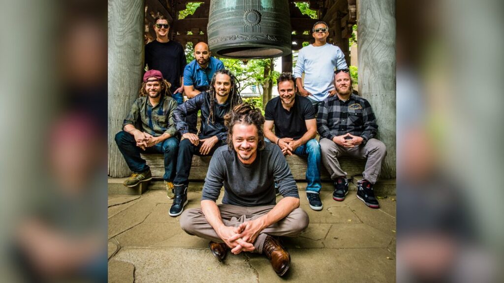 Segundo Jacob Hemphill, vocalista e guitarrista do SOJA, a canção contrapõe a percepção do tempo na infância e na vida adulta (Foto: Divulgação)