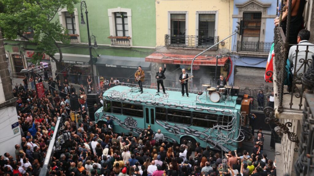 O U2 encerrou um hiato de nove anos ao lançar nesta terça-feira (7) o single "Street of Dreams". A faixa chegou acompanhada de um videoclipe gravado no México e serve como a primeira do próximo álbum de estúdio da banda irlandesa.