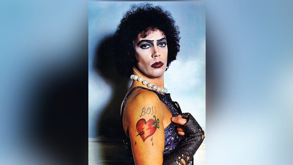 O ator e cantor britânico Tim Curry morreu aos 80 anos na noite de terça-feira, 25 de agosto de 2026, em sua casa em Los Angeles. A informação foi confirmada pelo portal de notícias TMZ. 