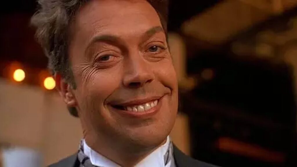 O ator e cantor britânico Tim Curry morreu aos 80 anos na noite de terça-feira, 25 de agosto de 2026, em sua casa em Los Angeles. A informação foi confirmada pelo portal de notícias TMZ. 