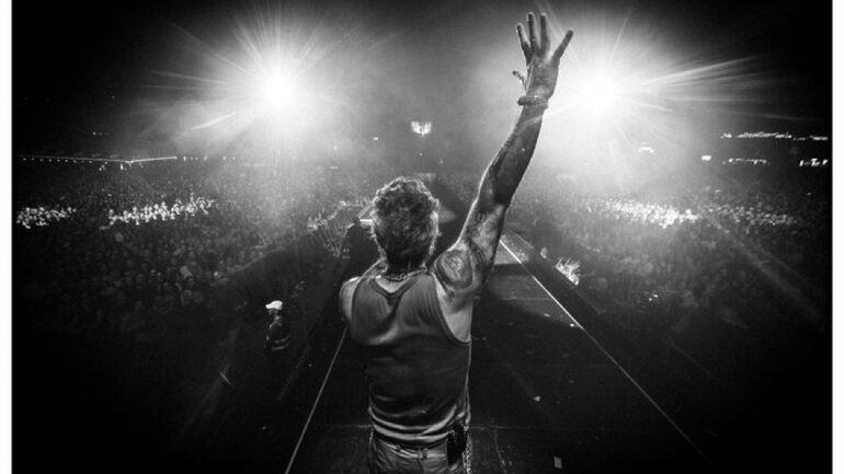 A BRITPOP 2026 Tour reúne 39 apresentações em 23 países, com mais de 1,3 milhão de ingressos vendidos. (Foto: Charlie Lightening/ Reprodução X @robbiewilliams)