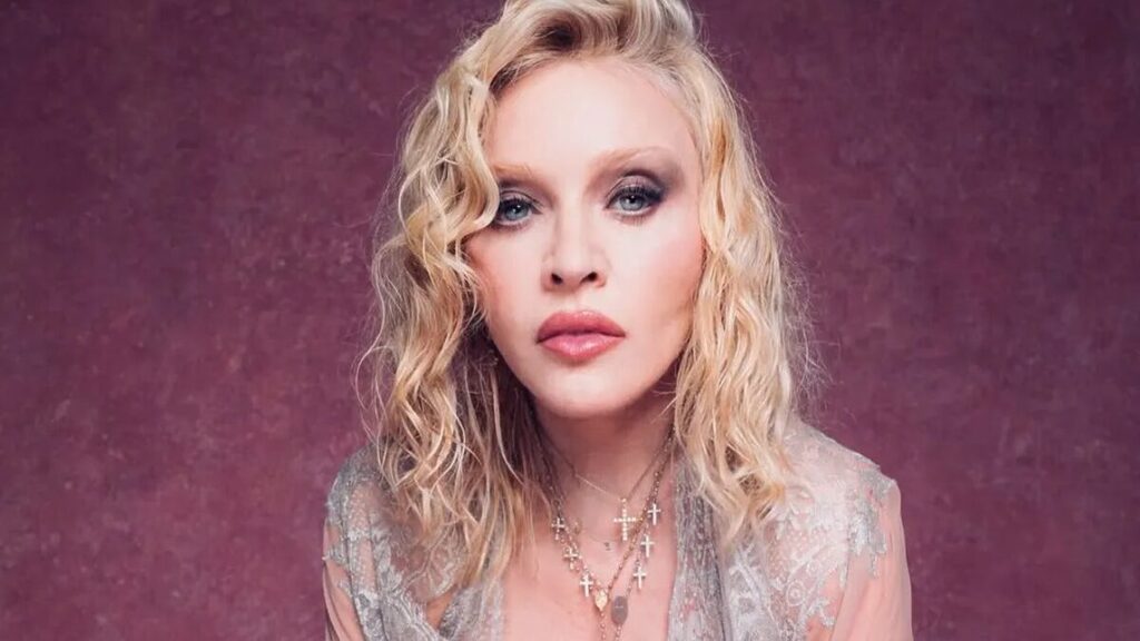 Madonna estará presente no MTV Video Music Awards (VMA), com uma performance marcada para a abertura da premiação. Ela estava fora das apresentações do VMAs desde 2003, quando aconteceu a famosa apresentação polêmica do beijo com Britney Spears e Christina Aguilera.
