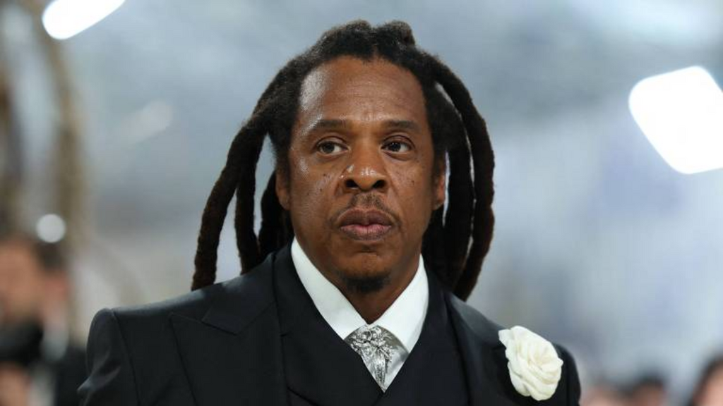 A NFL e Apple Music confirmaram Jay-Z como atração principal do show do intervalo do SuperBowl LXI, em 14 de fevereiro de 2027.