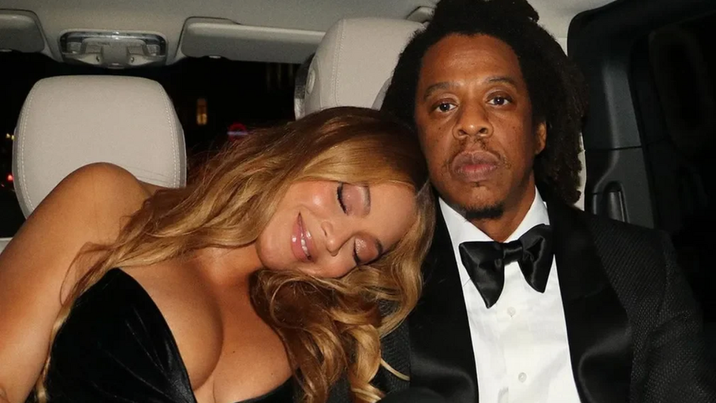A NFL e Apple Music confirmaram Jay-Z como atração principal do show do intervalo do SuperBowl LXI, em 14 de fevereiro de 2027.